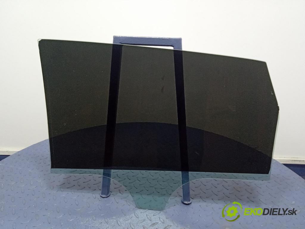 Mercedes B-Klasa 2013 sklo dvere zad Prava: 