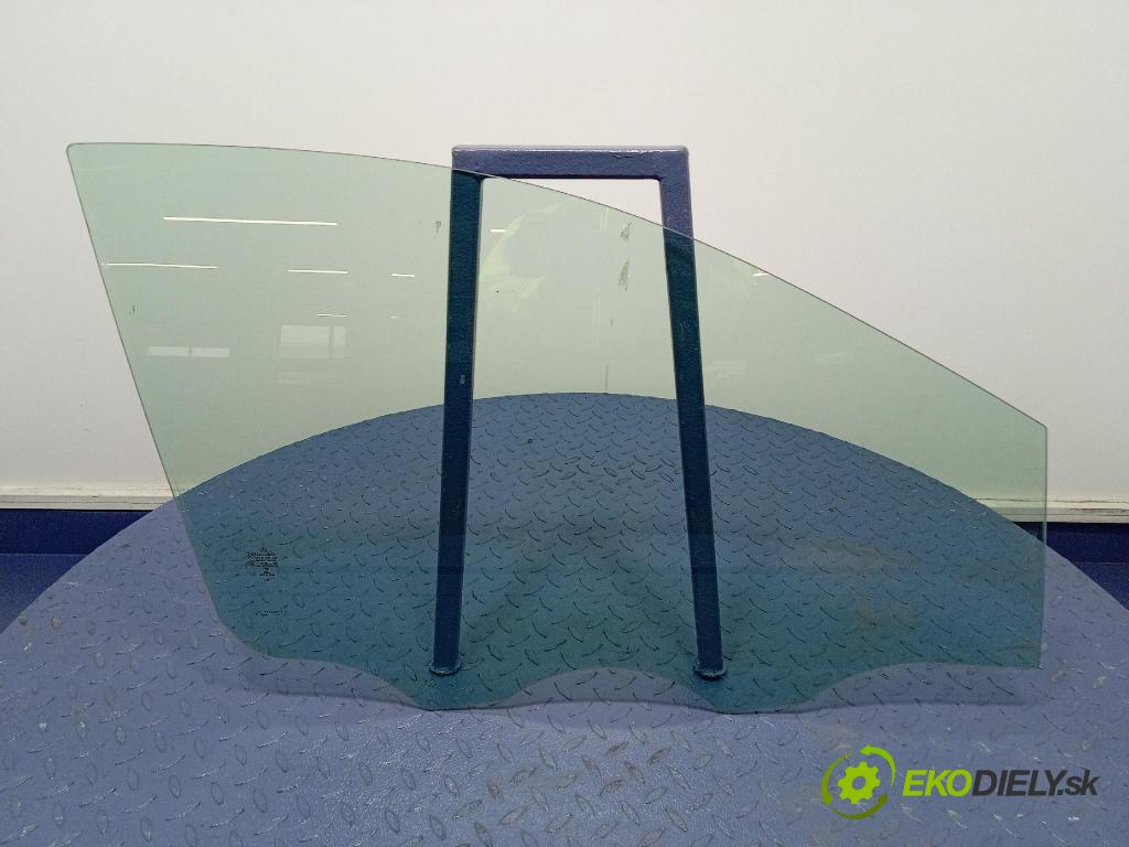 Mercedes B-Klasa 2013 sklo dveře před Práva: