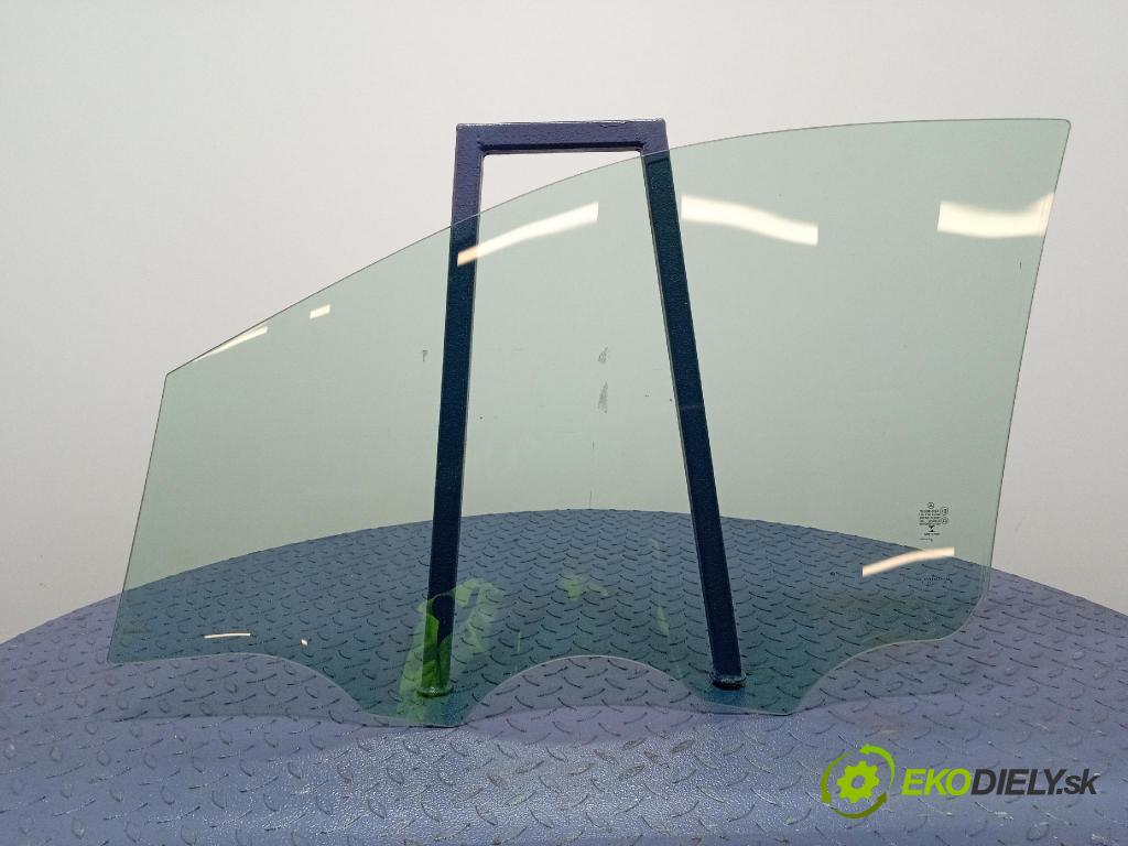 Mercedes B-Klasa 2013 sklo dvere Predné Prava: 