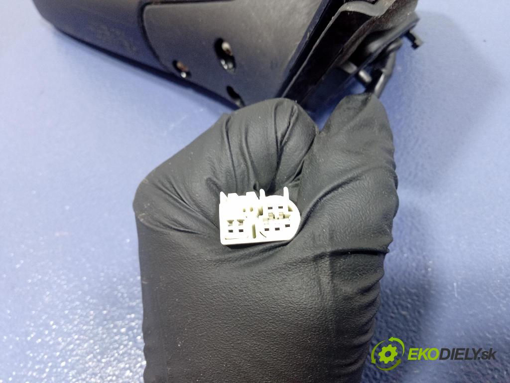 Toyota Avensis 2004 zpětné zrcátko prave