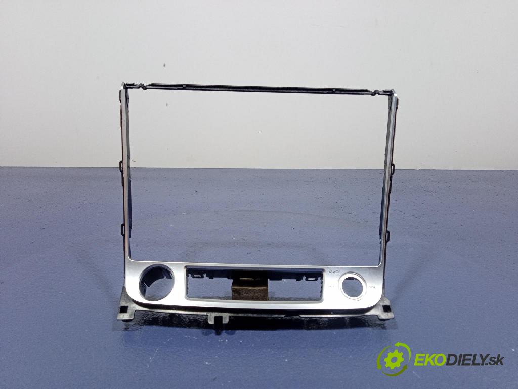 Audi SQ8 2022 kryt Plast: Interiéry: