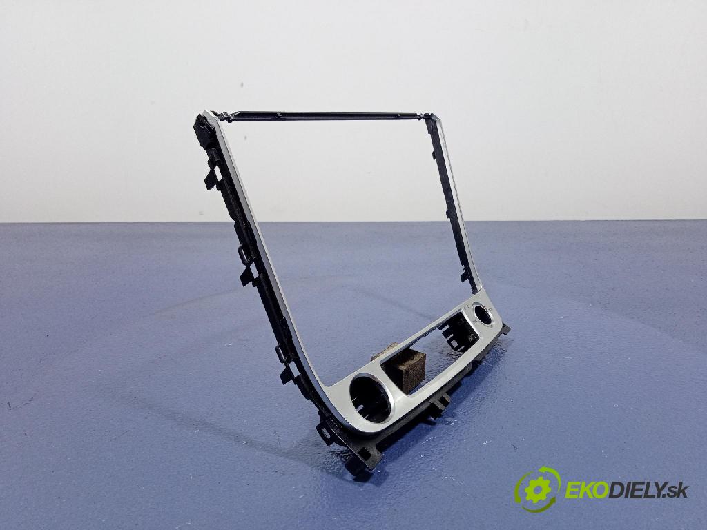 Audi SQ8 2022 kryt Plast: Interiéry: