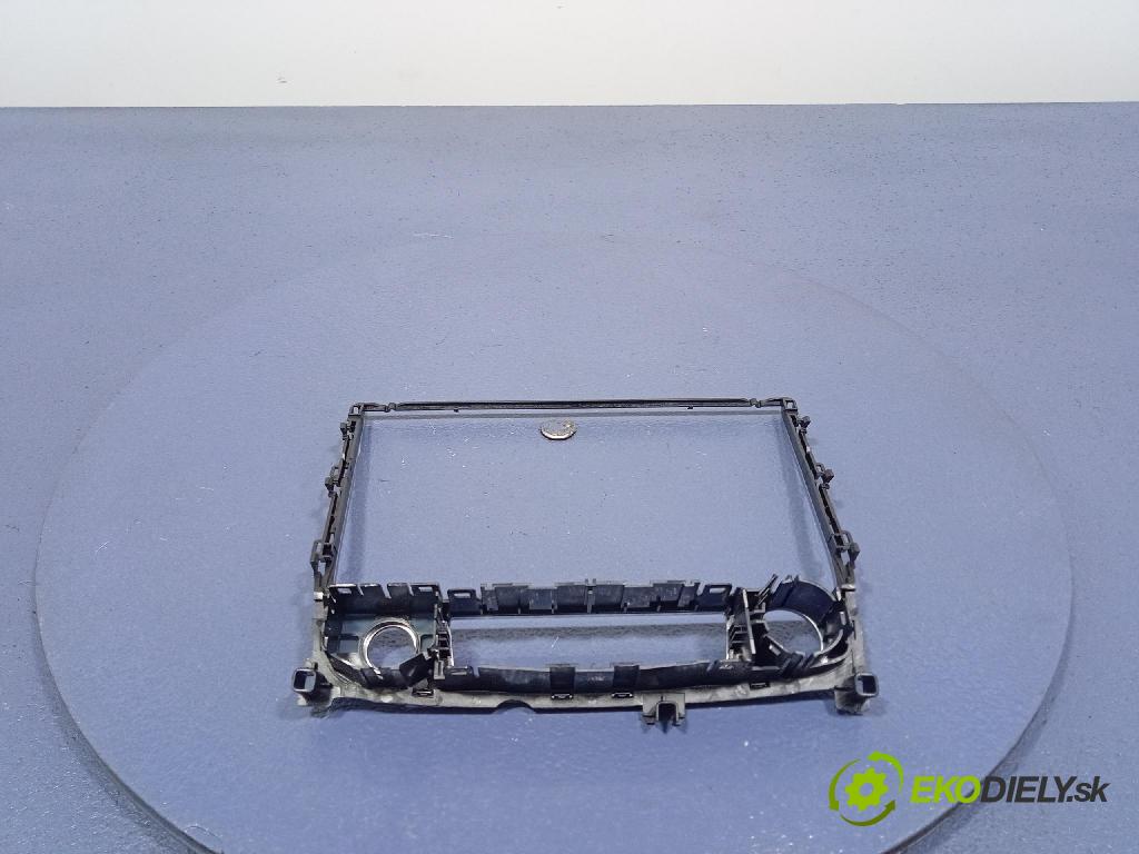 Audi SQ8 2022 kryt Plast: Interiéry: 