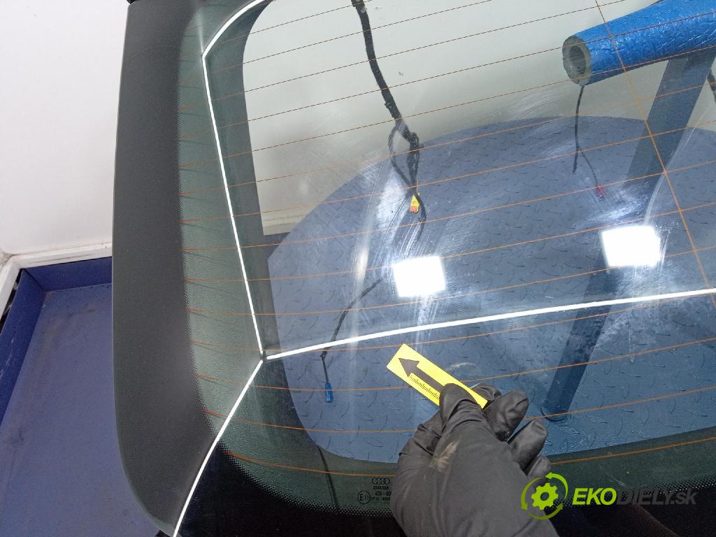 Audi A4 2009 zadní dveře kufra: kufr