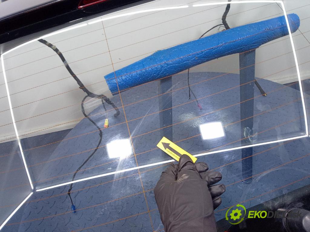 Audi A4 2009 zadní dveře kufra: kufr