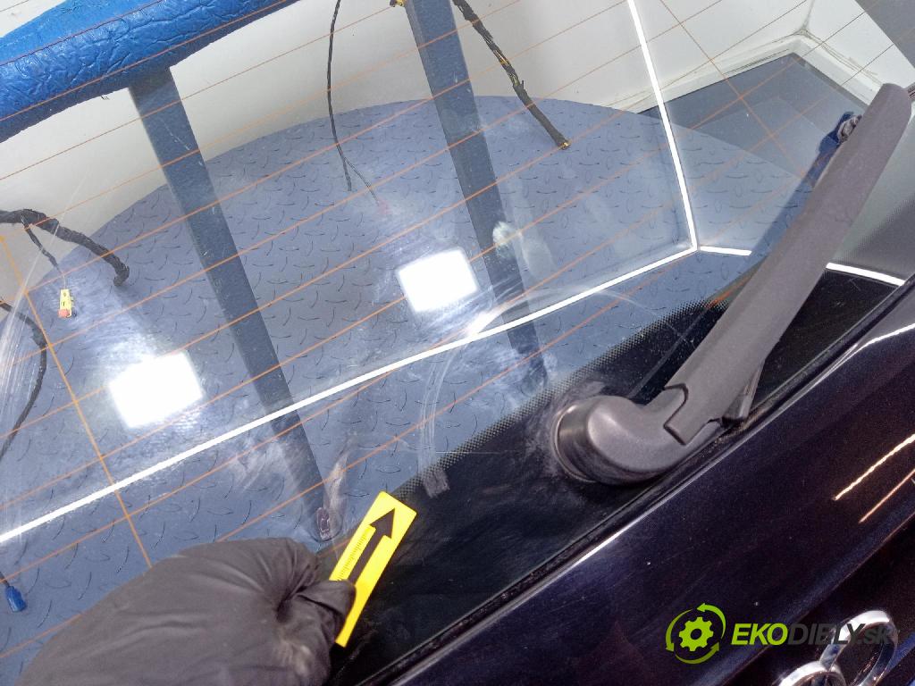 Audi A4 2009 zadní dveře kufra: kufr