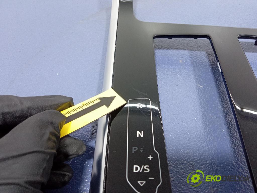 Audi SQ8 2022 kryt Plast: Interiéry: 4M8863324B