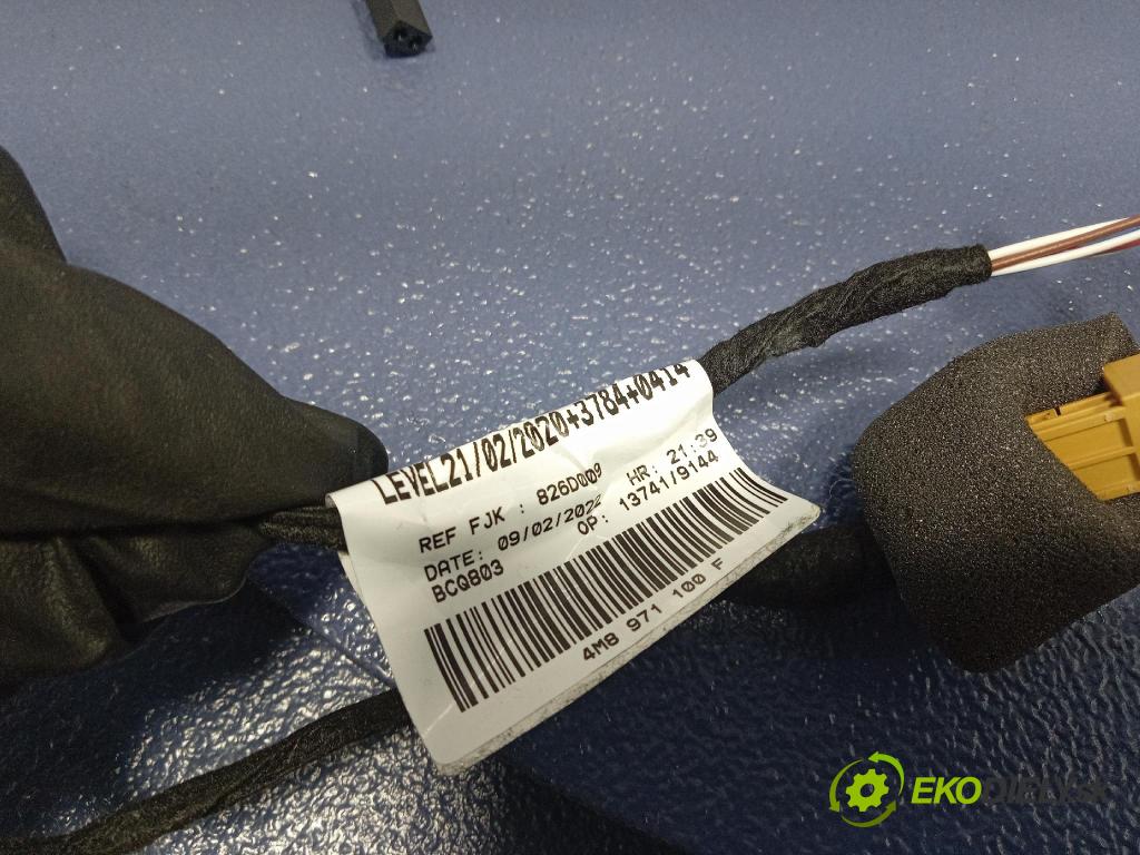 Audi SQ8 2022 Lampy Uvnitř 4M8971100F