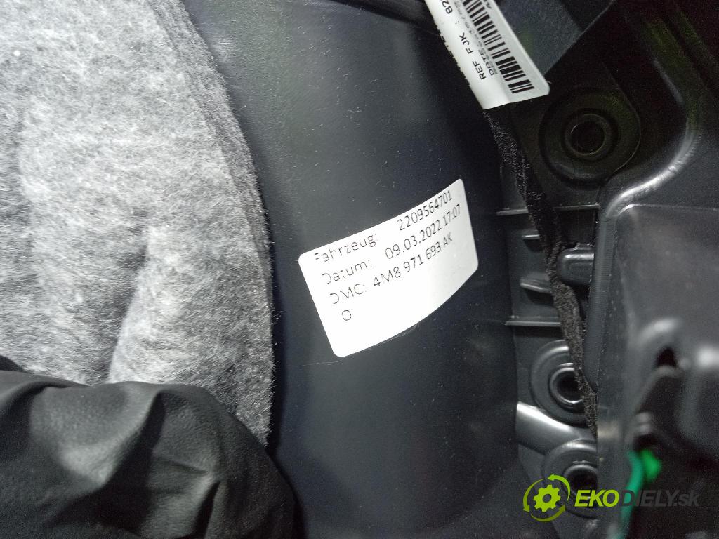 Audi SQ8 2022 Tapacír: dveře Zad: Práva: 