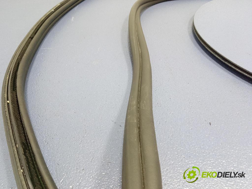 Audi SQ8 2022 Těsnění: Kryty: kufra: 4M8827705B