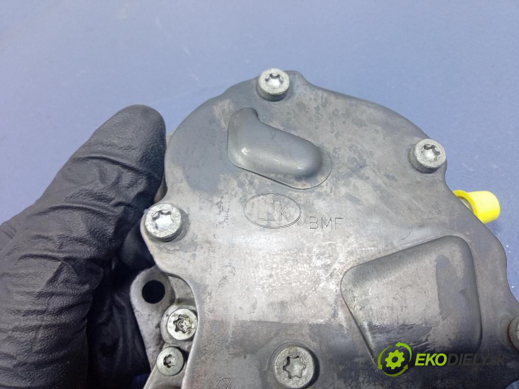 Vw Passat 2005 čerpadlo vakuová 038145209