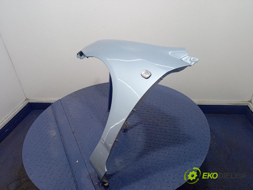 Toyota Corolla 2004 blatník Predné Vľavo: