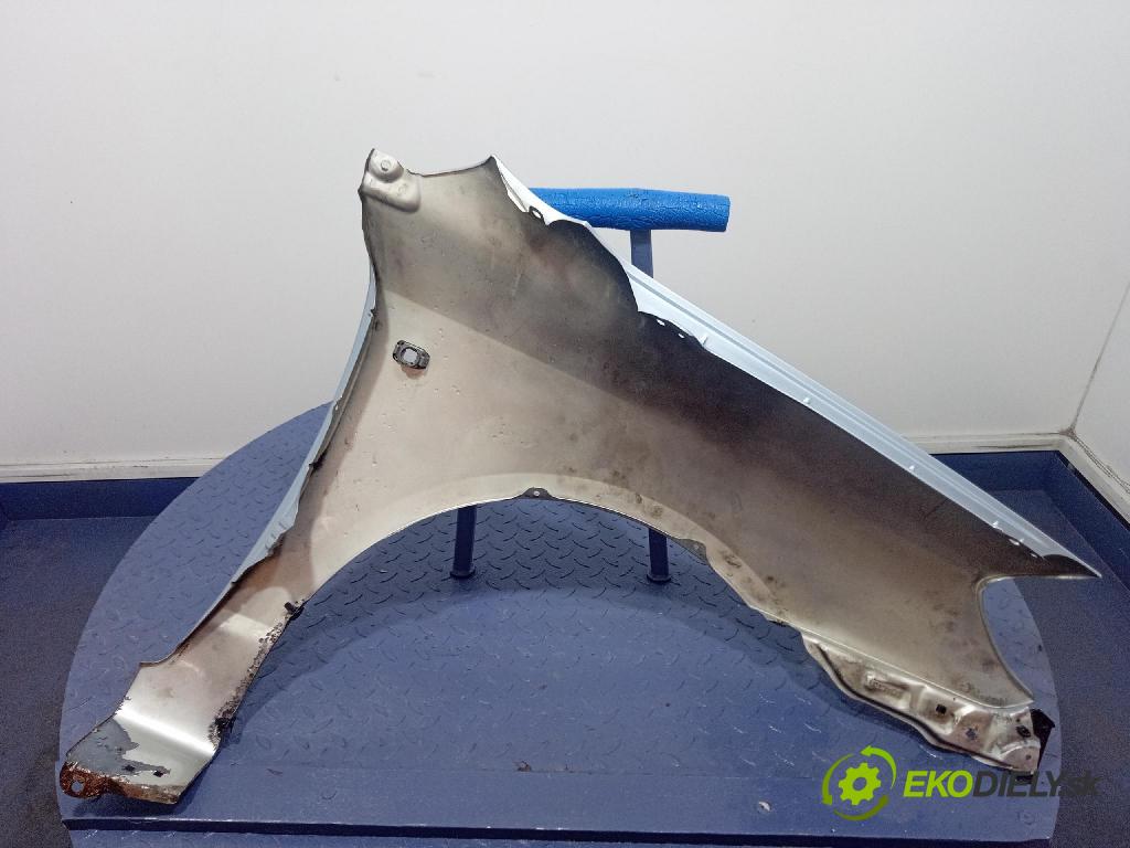 Toyota Corolla 2004 blatník Predné Vľavo: