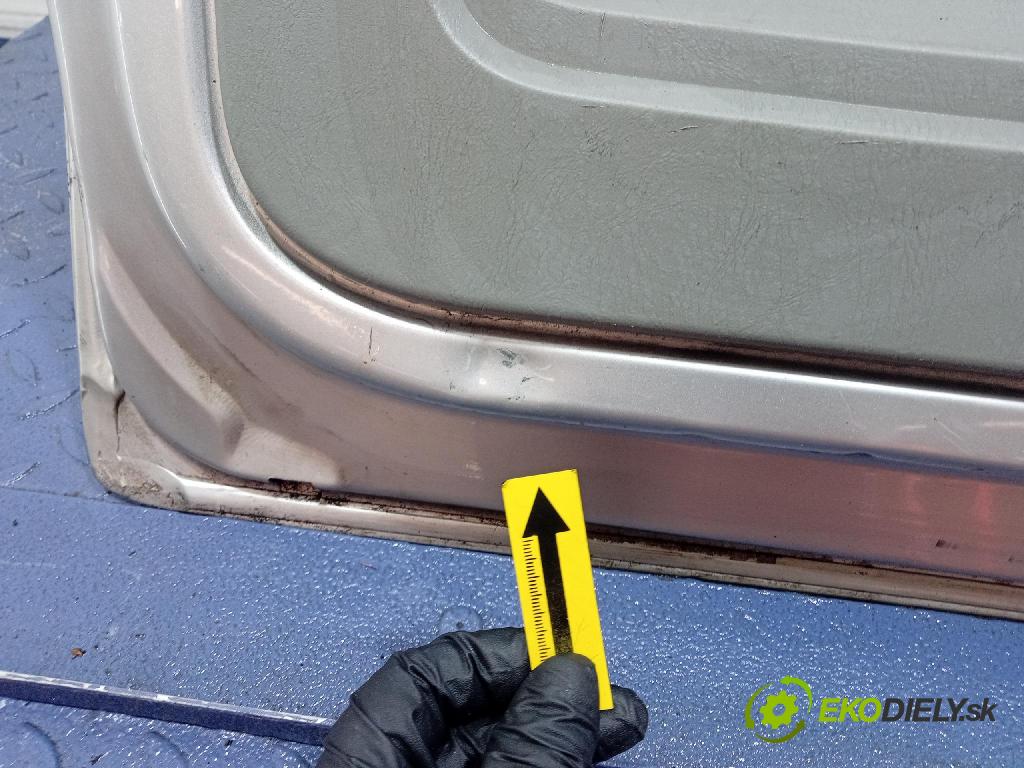 Opel Vivaro 2004 dveře Zad: prave 