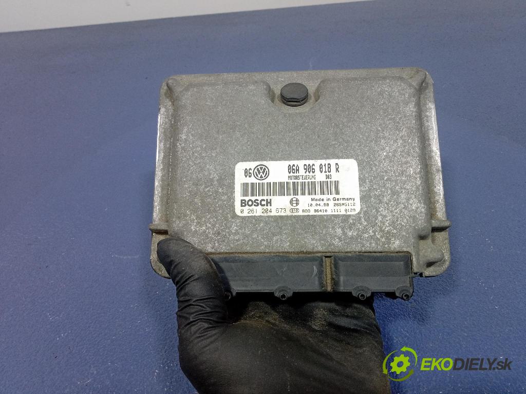 Volkswagen Golf 1998 řídící jednotka Motor: 06A906018R