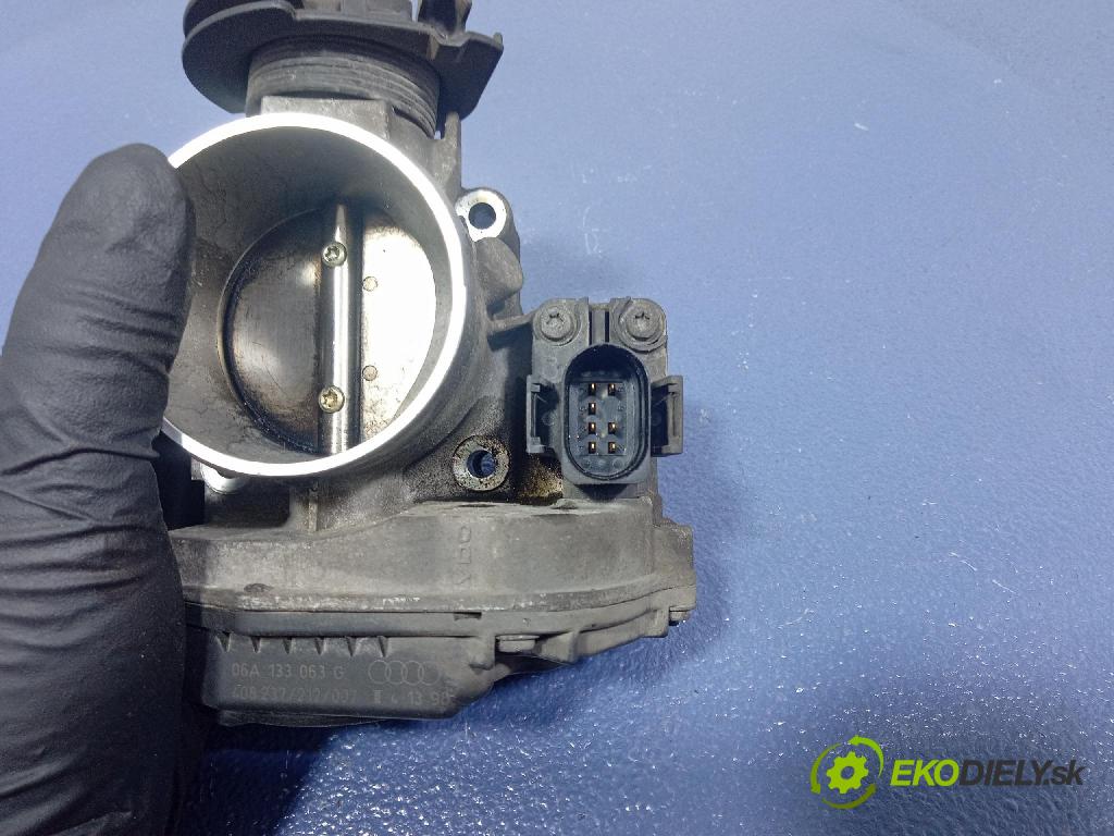 Volkswagen Golf 1998 škrticí klapka 06A133063G