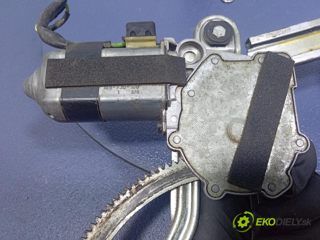 Mercedes E-klasa 1994 mechanismus stahování Sklenka: před v pravo: