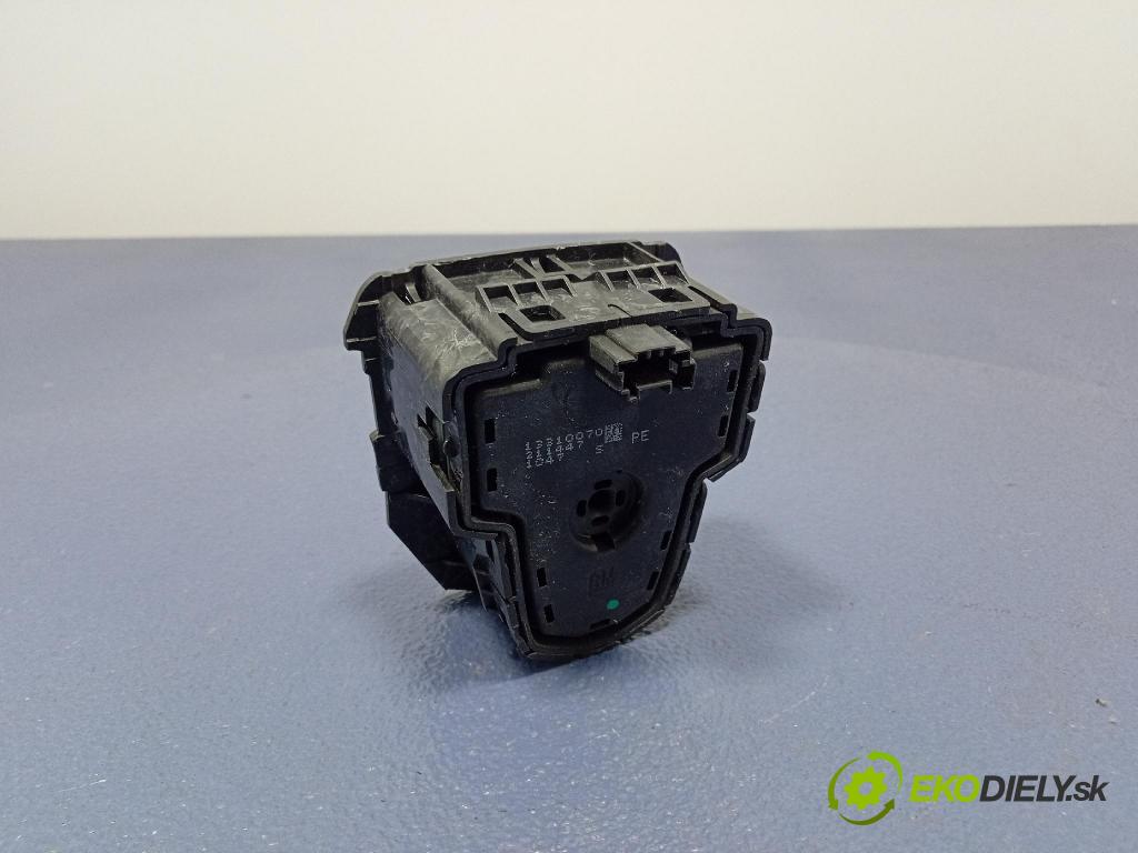 Opel Insignia 2011 Přepínač Radio Navigace 13310070