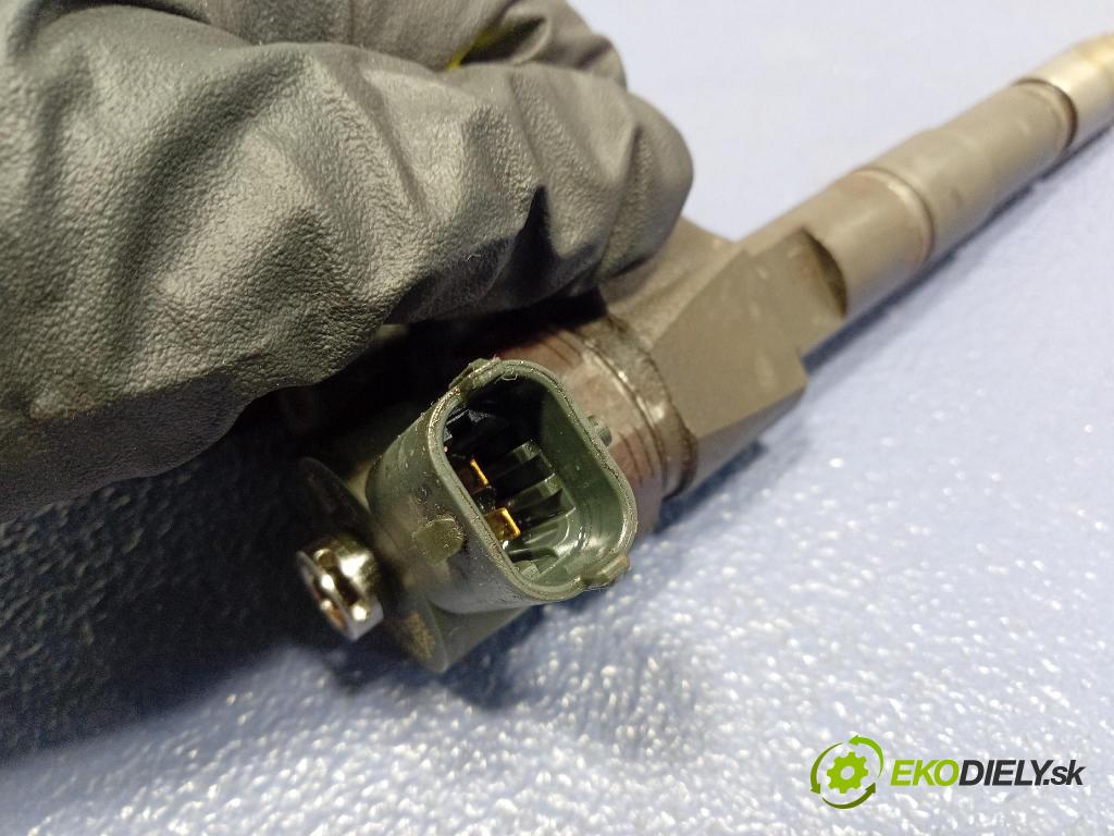 Opel Insignia 2011 vstřikovač 0445110327