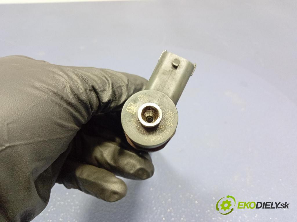 Opel Insignia 2011 vstřikovač 0445110327