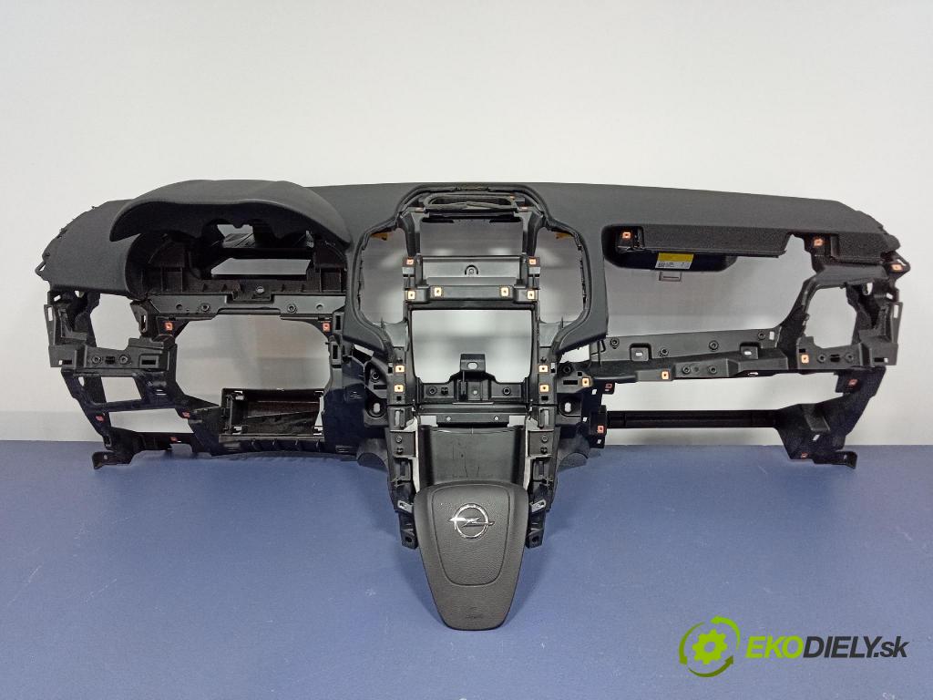 Opel Zafira 2016 kokpit,přistrojova deska A3470