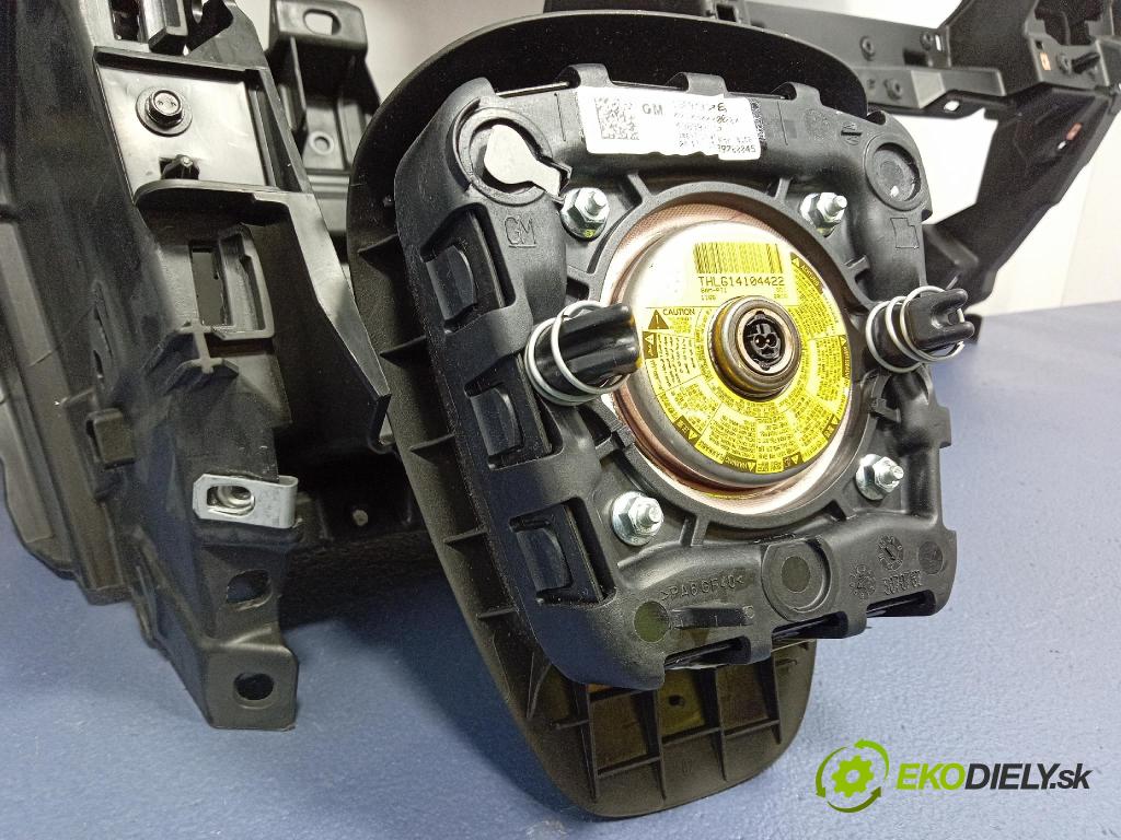 Opel Zafira 2016 kokpit,přistrojova deska A3470