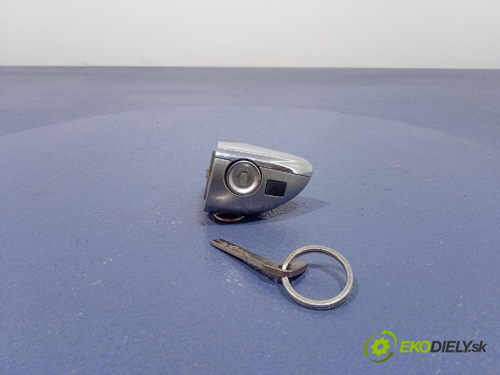 Mercedes A-Klasa 2004 zámek dveře před Levý: