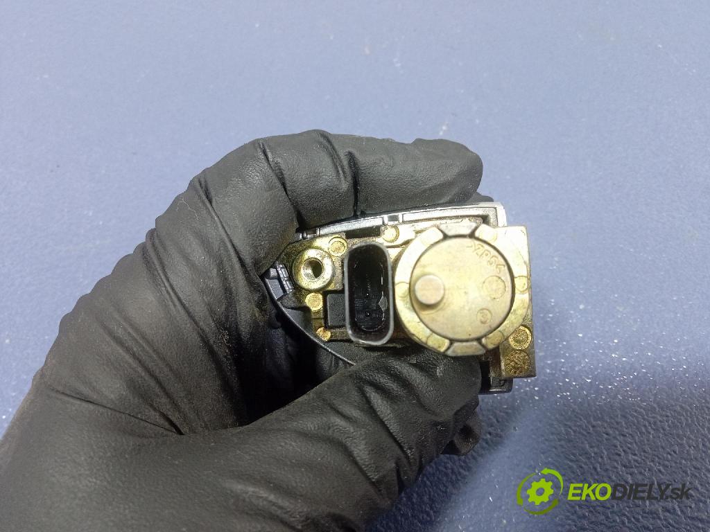 Mercedes A-Klasa 2004 zámek dveře před Levý: