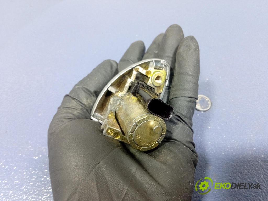 Mercedes A-Klasa 2004 zámek dveře před Levý: