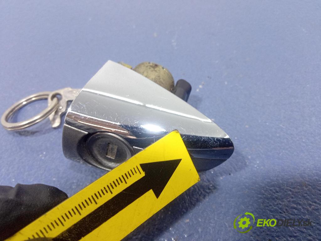 Mercedes A-Klasa 2004 zámek dveře před Levý: 