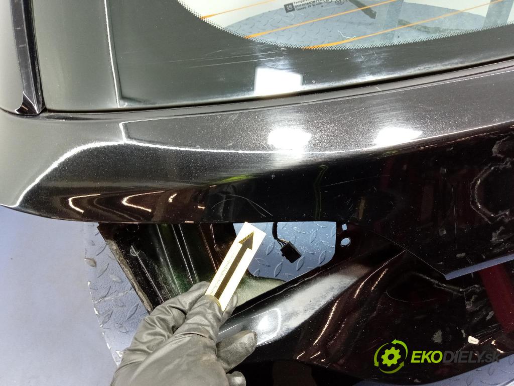 Opel Astra 2019 zadna dveře kufra: kufra: