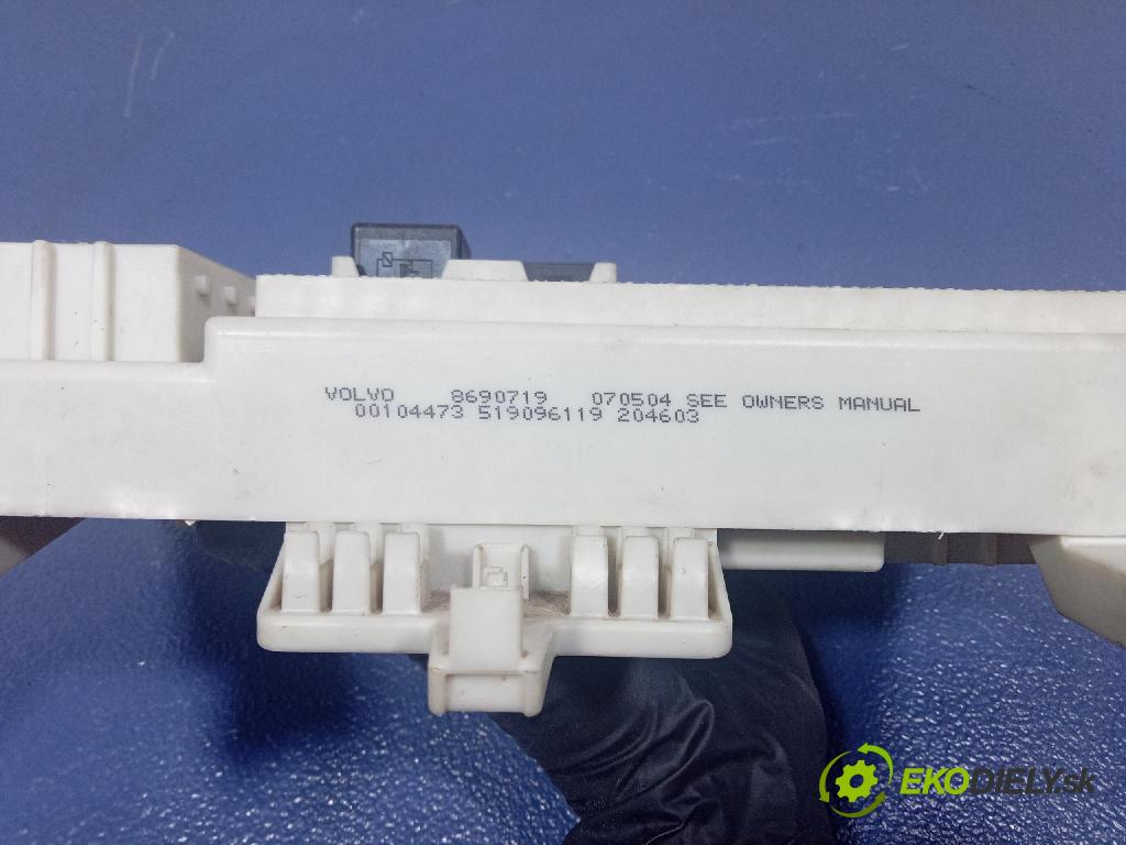 Volvo V50 2004 skříňka Pojistky 8690719