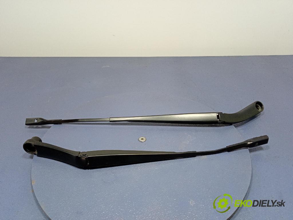 Kia Sportage 2022 Paže: Stěrače: před