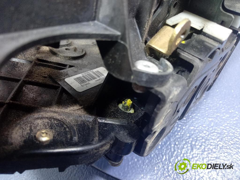 Volvo V50 2004 zámek dveře před Levý: 30699154