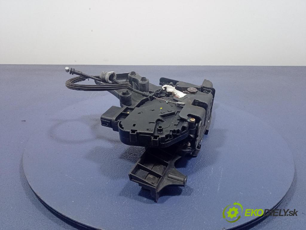 Volvo V50 2004 zámok dvere Predné v pravo: 30699157