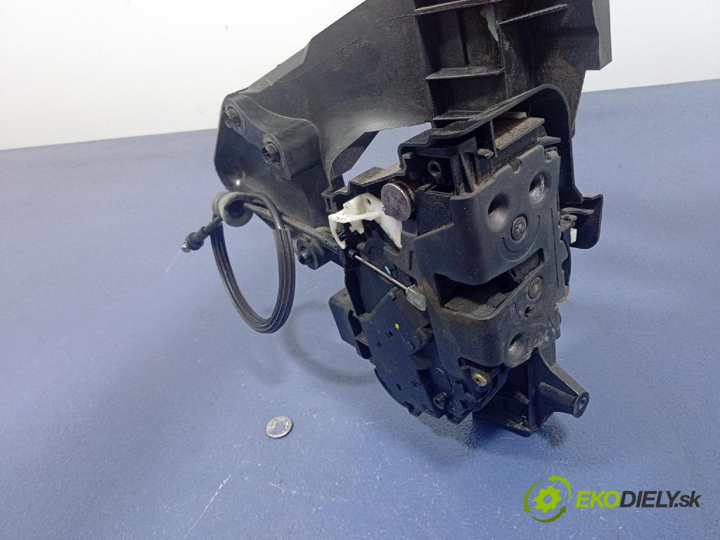 Volvo V50 2004 zámok dvere Predné v pravo: 30699157