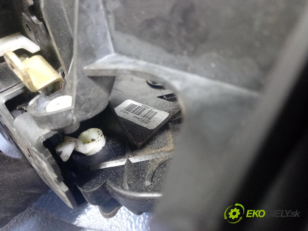 Volvo V50 2004 zámok dvere Predné v pravo: 30699157