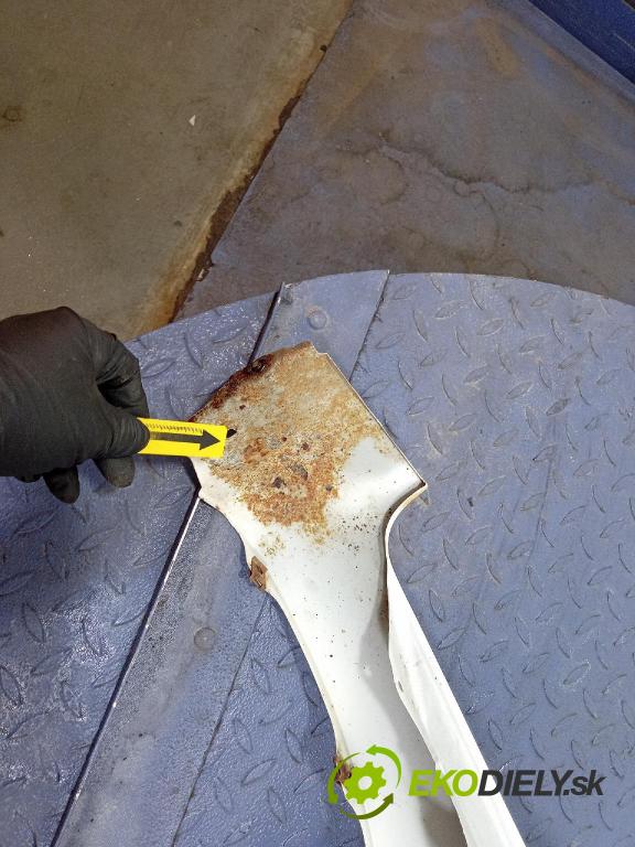 Toyota Yaris 2007 blatnik před Levý: