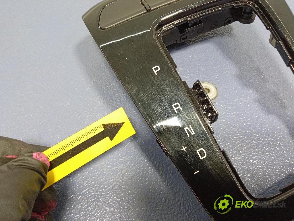 Kia Stonic 2024 lišta Dekoratívne: Vnútri: 84655-H8300