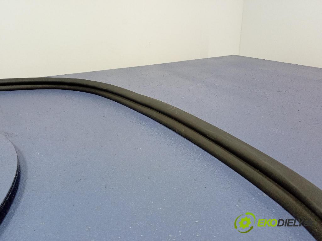 Kia Stonic 2024 Těsnění: Kryty: kufra: 