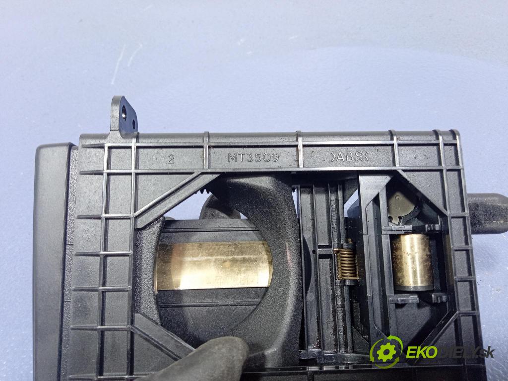 Toyota Avensis 2004 kastlík MT3509