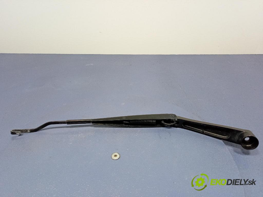 Kia Stonic 2024 Rameno: Stierače: Predné