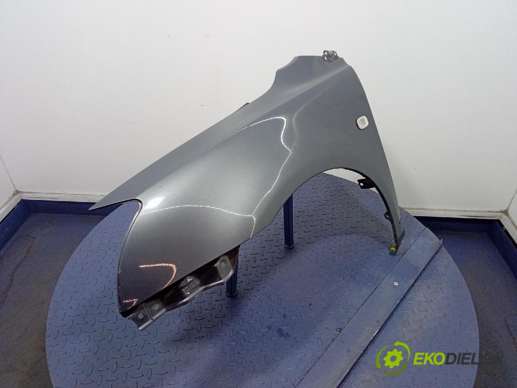 Toyota Avensis 2004 blatnik před Levý: