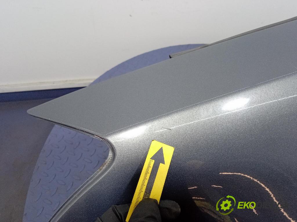 Toyota Avensis 2004 blatnik před Levý: