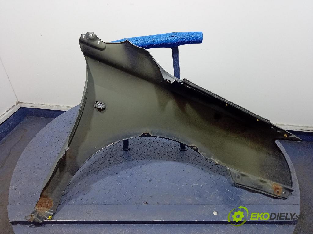 Toyota Avensis 2004 blatnik před Levý: