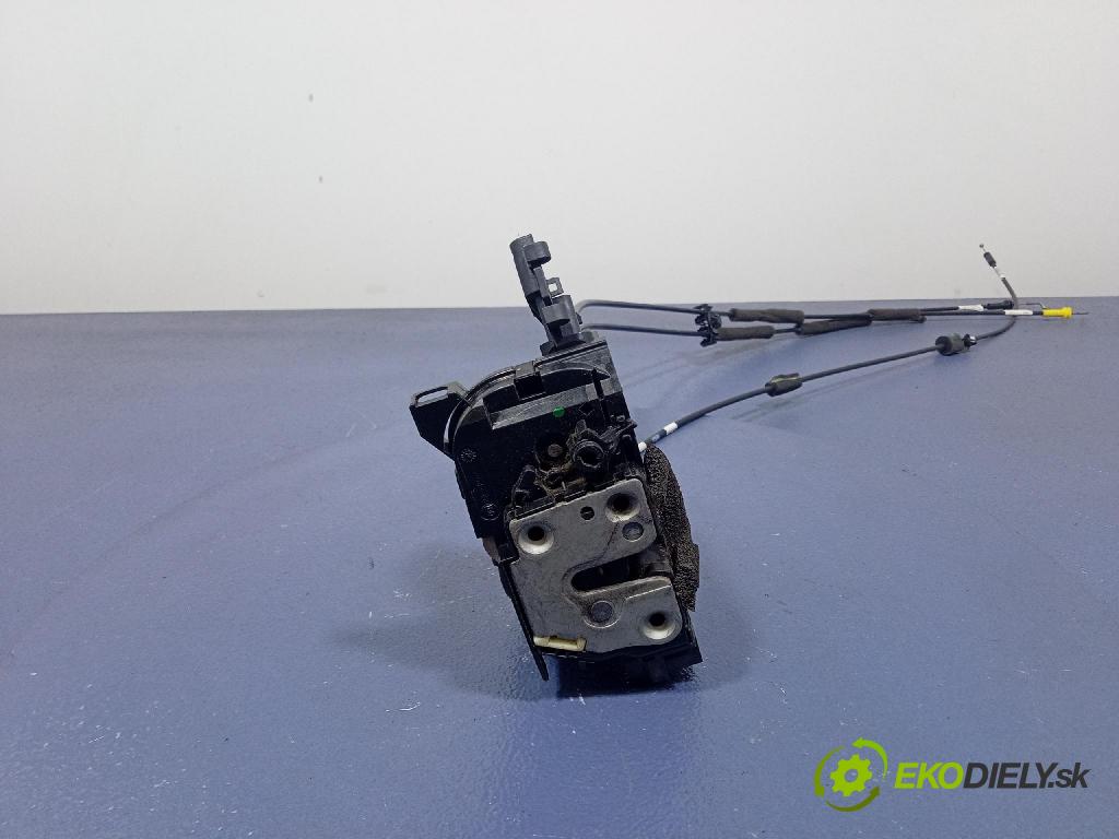 Opel Vivaro 2015 zámok dvere zad v pravo: 825021395R