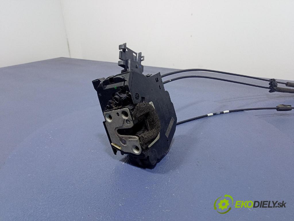 Opel Vivaro 2015 zámok dvere zad v pravo: 825021395R