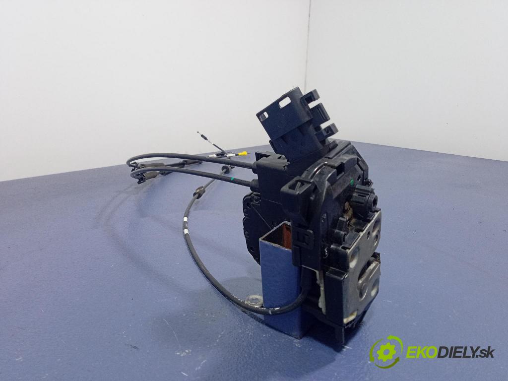 Opel Vivaro 2015 zámok dvere zad v pravo: 825021395R