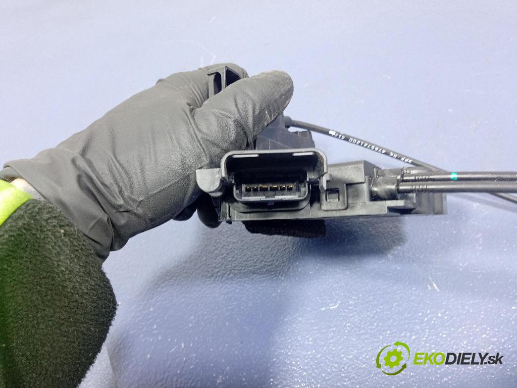 Opel Vivaro 2015 zámok dvere zad v pravo: 825021395R