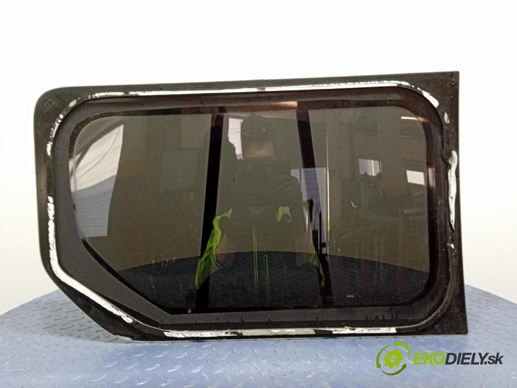 Opel Vivaro 2015 sklo Karosérie: Zad: 